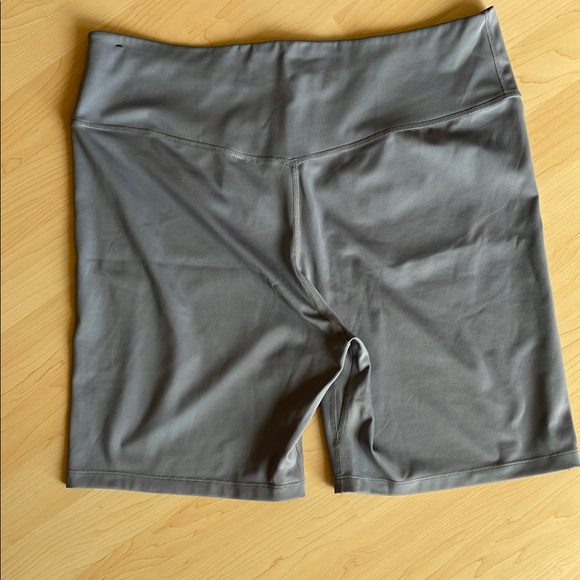 Nike Women's One High-Waisted Biker Shorts 6” Inseam - Grey - Picture 4 of 5